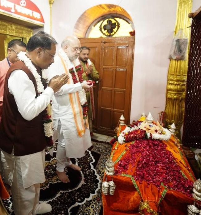 RAIPUR : केंद्रीय गृह मंत्री श्री अमित शाह और मुख्यमंत्री श्री विष्णुदेव साय ने मां दंतेश्वरी की पूजा-अर्चना कर देश-प्रदेश की सुख-शांति, समृद्धि और खुशहाली का मांगा आशीर्वाद bastar hm cm pic