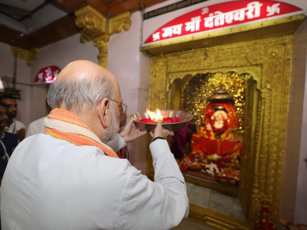 RAIPUR : केंद्रीय गृह मंत्री श्री अमित शाह और मुख्यमंत्री श्री विष्णुदेव साय ने मां दंतेश्वरी की पूजा-अर्चना कर देश-प्रदेश की सुख-शांति, समृद्धि और खुशहाली का मांगा आशीर्वाद the podcast portal3